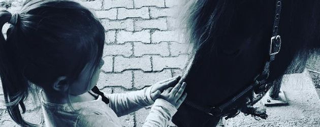 Amelia Stark mit einem Pony Amelia Stark mit einem Pony