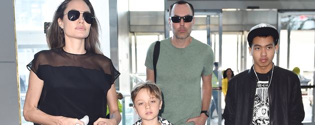 Angelina Jolie mit Maddox, Knox und Bruder James Haven am Flughafen in New York Angelina Jolie mit Maddox, Knox und Bruder James Haven am Flughafen in New York