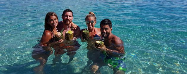Antonella Roccuzzo, Lionel Messi, Sofia Balbi und Luis Suárez Antonella Roccuzzo, Lionel Messi, Sofia Balbi und Luis Suárez