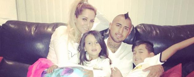 Fußballer Arturo Vidal mit Maria Teresa Matus und den Kindern Fußballer Arturo Vidal mit Maria Teresa Matus und den Kindern