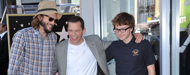 Ashton Kutcher, Jon Cryer und Angus Jones vor Cryers Stern Ashton Kutcher, Jon Cryer und Angus Jones vor Cryers Stern