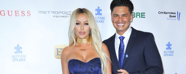 Aubrey O'Day und DJ Pauly D bei der Autism Speaks 'La Vie En Blue' Fashion Gala 2016 in Burbank Aubrey O'Day und DJ Pauly D bei der Autism Speaks 'La Vie En Blue' Fashion Gala 2016 in Burbank