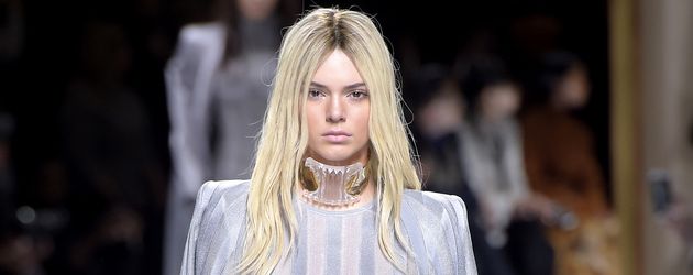 Kendall Jenner bei der Balmain-Runway-Show während der Paris Fashion Week Kendall Jenner bei der Balmain-Runway-Show während der Paris Fashion Week