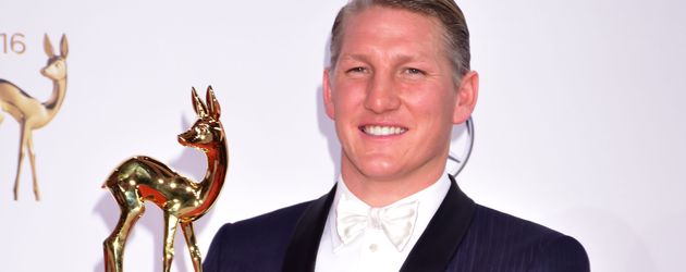 Bastian Schweinsteiger mit dem Bambi Bastian Schweinsteiger mit dem Bambi