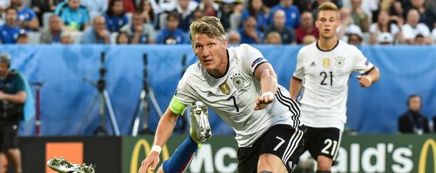 Bastian Schweinsteiger verursacht gegen Frankreich bei der EM 2016 einen Elfmeter Bastian Schweinsteiger verursacht gegen Frankreich bei der EM 2016 einen Elfmeter