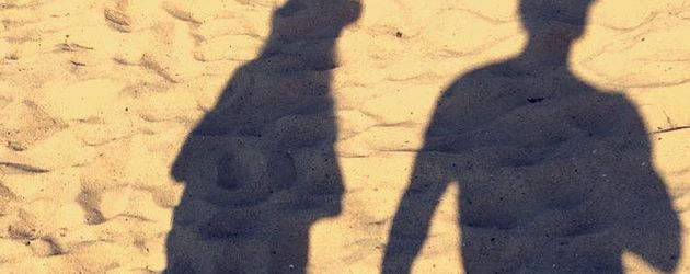 Bastian Yotta mit geheimnisvoller Schatten-Frau Bastian Yotta mit geheimnisvoller Schatten-Frau