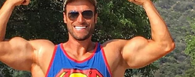 Bastian Yotta posiert vor dem Hollywood-Zeichen Bastian Yotta posiert vor dem Hollywood-Zeichen