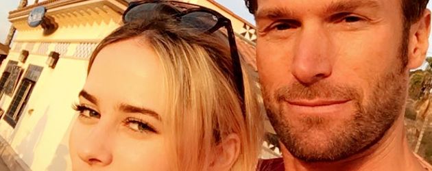 Bastian Yotta umarmt eine Blondine Bastian Yotta umarmt eine Blondine