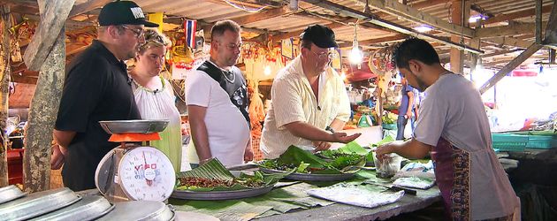 "Schwiegertochter gesucht": Beate (2.v.l.) auf einem Wochenmarkt in Thailand "Schwiegertochter gesucht": Beate (2.v.l.) auf einem Wochenmarkt in Thailand