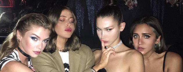Bella mit Freundinnen und Jesse Jo Stark (rechts) Bella mit Freundinnen und Jesse Jo Stark (rechts)