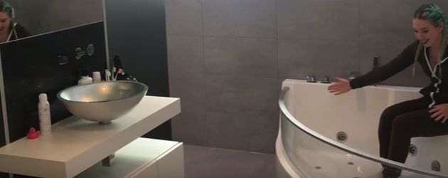 Bibi Heinicke in ihrem neuen Badezimmer Bibi Heinicke in ihrem neuen Badezimmer