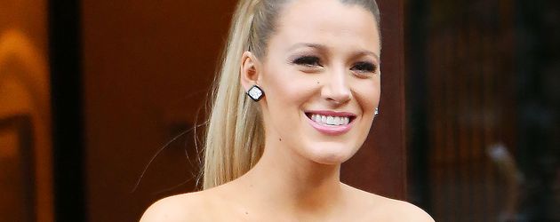Blake Lively mit tiefem Ausschnitt vor ihrem Hotel in NYC Blake Lively mit tiefem Ausschnitt vor ihrem Hotel in NYC