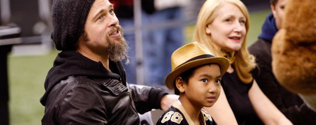 Brad Pitt und Maddox im Jahr 2010 Brad Pitt und Maddox im Jahr 2010