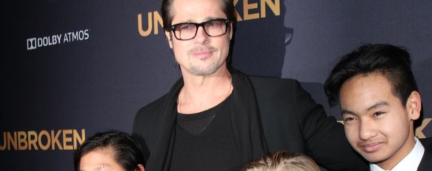 Brad Pitt mit Pax-Thien, Shiloh und Maddox bei der "Unbroken"-Premiere in L.A. Brad Pitt mit Pax-Thien, Shiloh und Maddox bei der "Unbroken"-Premiere in L.A.