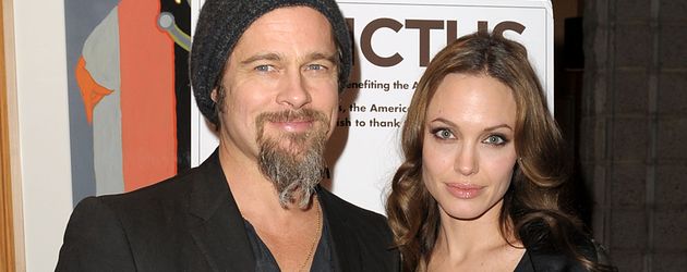 Brad Pitt und Angelina Jolie mit Maddox im Dezember 2009 Brad Pitt und Angelina Jolie mit Maddox im Dezember 2009
