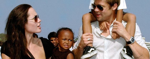 Brad Pitt, Angelina Jolie und die gemeinsamen Kinder Zahara und Maddox in Mumbai, 2006 Brad Pitt, Angelina Jolie und die gemeinsamen Kinder Zahara und Maddox in Mumbai, 2006