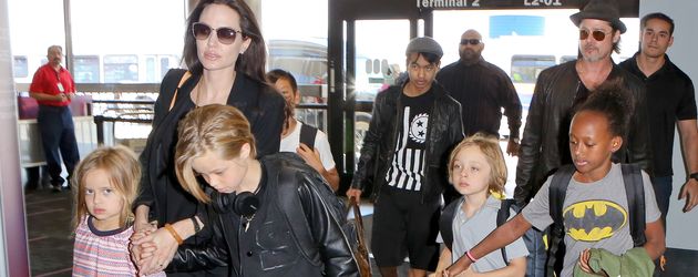 Angelina Jolie, Brad Pitt und ihre Kinder am Flughafen Angelina Jolie, Brad Pitt und ihre Kinder am Flughafen