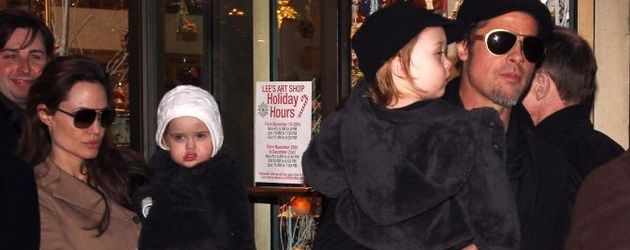 Angelina Jolie, Knox Jolie-Pitt, Brad Pitt und Vivienne Jolie-Pitt Angelina Jolie, Knox Jolie-Pitt, Brad Pitt und Vivienne Jolie-Pitt