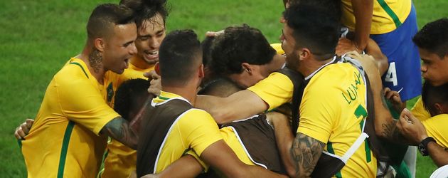 Brasilianisches Fußball-Olympia-Team im Finalspiel gegen Deutschland Brasilianisches Fußball-Olympia-Team im Finalspiel gegen Deutschland