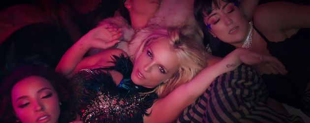Britney Spears im Video zum Song "Slumber Party" Britney Spears im Video zum Song "Slumber Party"