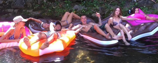 Bronte Blampied mit Justin Bieber und Freunden bei einer Pool-Party Bronte Blampied mit Justin Bieber und Freunden bei einer Pool-Party