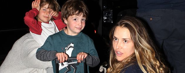 Brooke Mueller mit den Kindern Max und Bob Sheen in Los Angeles Brooke Mueller mit den Kindern Max und Bob Sheen in Los Angeles