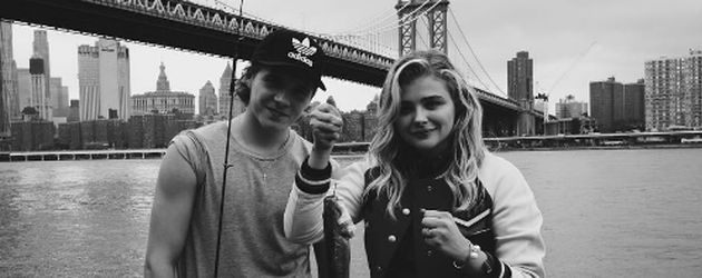 Brooklyn Beckham und Chloë Moretz vor der Manhattan Bridge in New York Brooklyn Beckham und Chloë Moretz vor der Manhattan Bridge in New York
