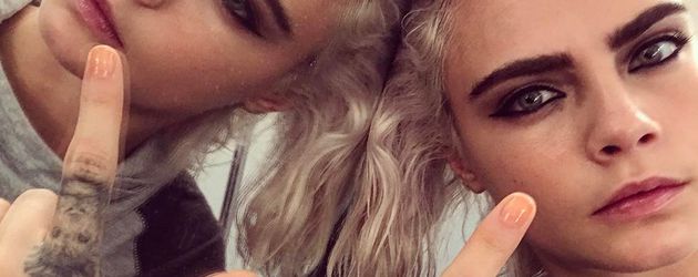 Cara Delevingne mit platinblonden Haaren Cara Delevingne mit platinblonden Haaren