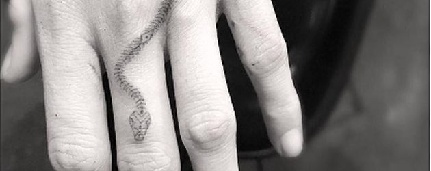 Cara Delevingne mit Schlangentattoo von "Dr. Woo"-Tattoostudio Cara Delevingne mit Schlangentattoo von "Dr. Woo"-Tattoostudio