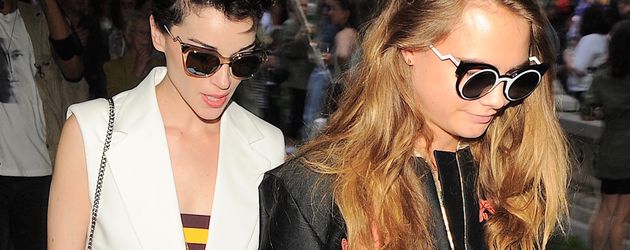 St. Vincent und Cara Delevingne Hand in Hand St. Vincent und Cara Delevingne Hand in Hand