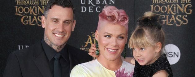 Carey Hart, Pink und Töchterchen Willow bei der "Alice Through The Looking Glass"-Premiere in L.A. Carey Hart, Pink und Töchterchen Willow bei der "Alice Through The Looking Glass"-Premiere in L.A.
