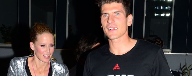 Carina Wanzung und Mario Gomez bei einer Party von FC Bayern im Juni 2013 Carina Wanzung und Mario Gomez bei einer Party von FC Bayern im Juni 2013
