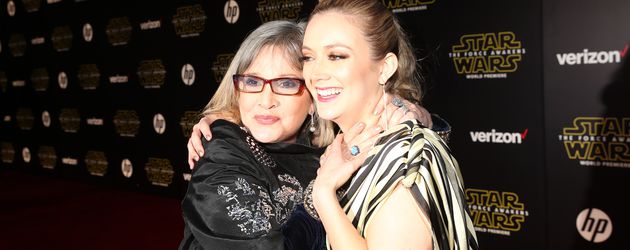 Carrie Fisher und Billie Lourd 2015 bei einer Filmpremiere in Hollywood Carrie Fisher und Billie Lourd 2015 bei einer Filmpremiere in Hollywood