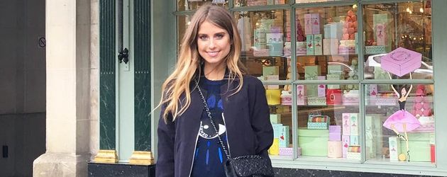 Cathy Hummels vor dem Ladurée-Laden in Frankreich Cathy Hummels vor dem Ladurée-Laden in Frankreich