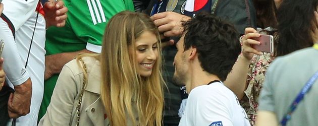 Cathy und Mats Hummels turteln bei der EM 2016 Cathy und Mats Hummels turteln bei der EM 2016