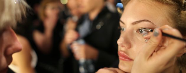 Cheyenne Ochsenknecht vor der Riani Show der Berlin Fashion Week 2016 in der Maske Cheyenne Ochsenknecht vor der Riani Show der Berlin Fashion Week 2016 in der Maske