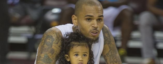 Chris Brown und seine Tochter Royalty bei einem Benefiz-Basketballspiel Chris Brown und seine Tochter Royalty bei einem Benefiz-Basketballspiel