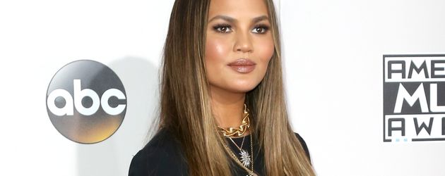 Chrissy Teigen auf dem Red Carpet der American Music Awards 2016 Chrissy Teigen auf dem Red Carpet der American Music Awards 2016