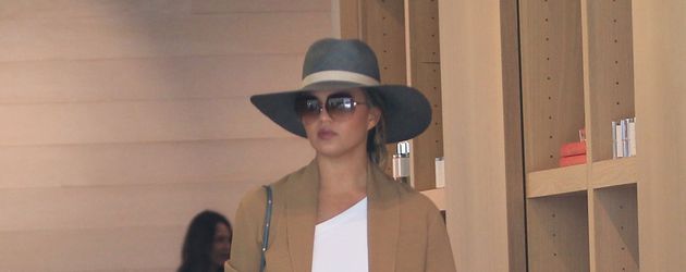 Chrissy Teigen beim Shoppen in LA Chrissy Teigen beim Shoppen in LA