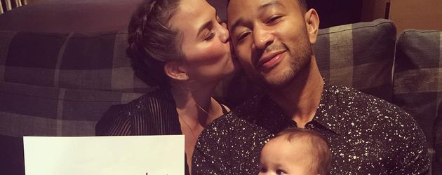Chrissy Teigen, John Legend und Töchterchen Luna Simone machen Werbung für Legends neues Lied Chrissy Teigen, John Legend und Töchterchen Luna Simone machen Werbung für Legends neues Lied