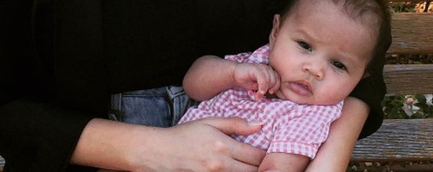 Chrissy Teigen mit ihrer Tochter im Freien Chrissy Teigen mit ihrer Tochter im Freien