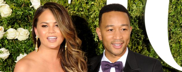 Chrissy Teigen und John Legend auf dem roten Teppich bei den Tony Awards 2017 Chrissy Teigen und John Legend auf dem roten Teppich bei den Tony Awards 2017
