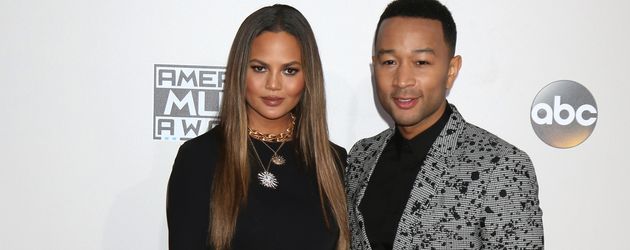 Chrissy Teigen und John Legend im November 2016 bei einer Preisverleihung in Los Angeles Chrissy Teigen und John Legend im November 2016 bei einer Preisverleihung in Los Angeles