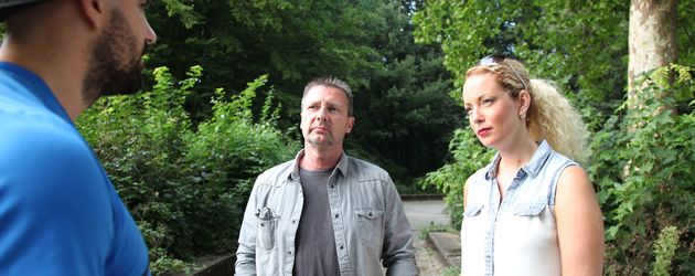 Die Detektive Heiner Sturm (m.) & Sophie Bergmann (r.) in der "Verdächtig – Knopf & Team übernehmen" Die Detektive Heiner Sturm (m.) & Sophie Bergmann (r.) in der "Verdächtig – Knopf & Team übernehmen"