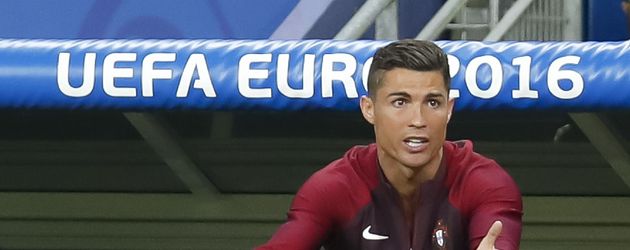 Cristiano Ronaldo nach seinem Verletzungs-Aus beim EM-Finale Portugal vs. Frankreich Cristiano Ronaldo nach seinem Verletzungs-Aus beim EM-Finale Portugal vs. Frankreich