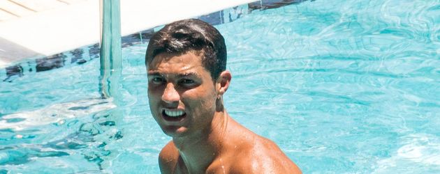 Cristiano Ronaldo in einem Pool in Miami Cristiano Ronaldo in einem Pool in Miami