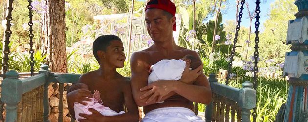 Cristiano Ronaldo mit Sohn Cristiano Ronaldo Jr. und den Zwillingen Eva und Mateo Cristiano Ronaldo mit Sohn Cristiano Ronaldo Jr. und den Zwillingen Eva und Mateo