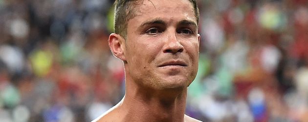 Cristiano Ronaldo oben ohne im EM-Finale 2016 Cristiano Ronaldo oben ohne im EM-Finale 2016