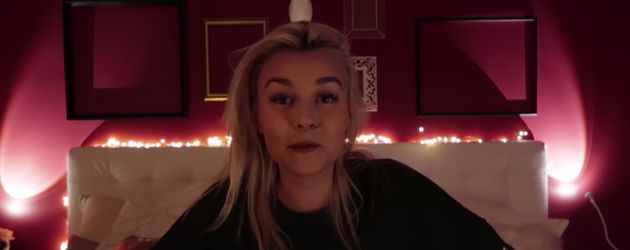 Dagi Bee in ihrem Schlafzimmer Dagi Bee in ihrem Schlafzimmer