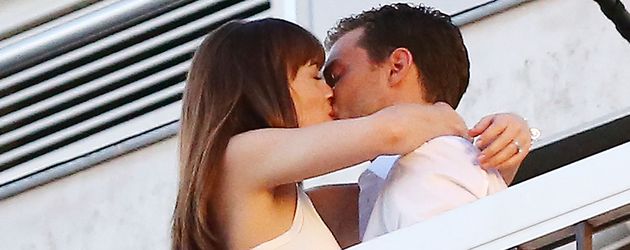 Dakota Johnson und Jamie Dornan während einer Kuss-Szene für "Fifty Shades of Grey" Dakota Johnson und Jamie Dornan während einer Kuss-Szene für "Fifty Shades of Grey"